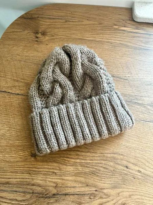 Zimowa czapka damska beżowa wzór warkocz klasyczna H&M