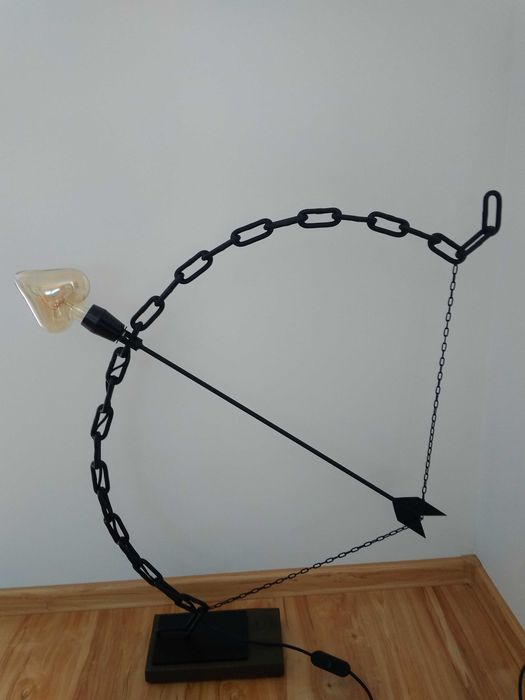 Lampa , łuk ze strzałą