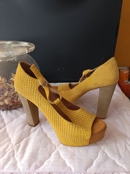 Sandálias em pele genuína de plataforma