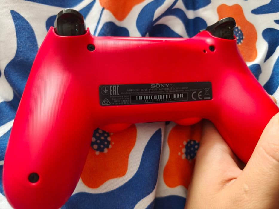 Pad do PS4 czerwony