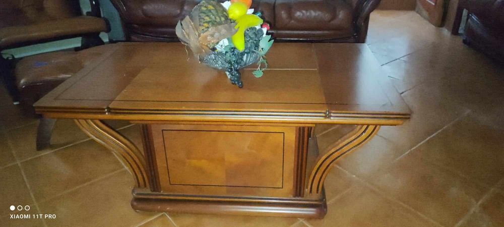 Mesa de sala em madeira