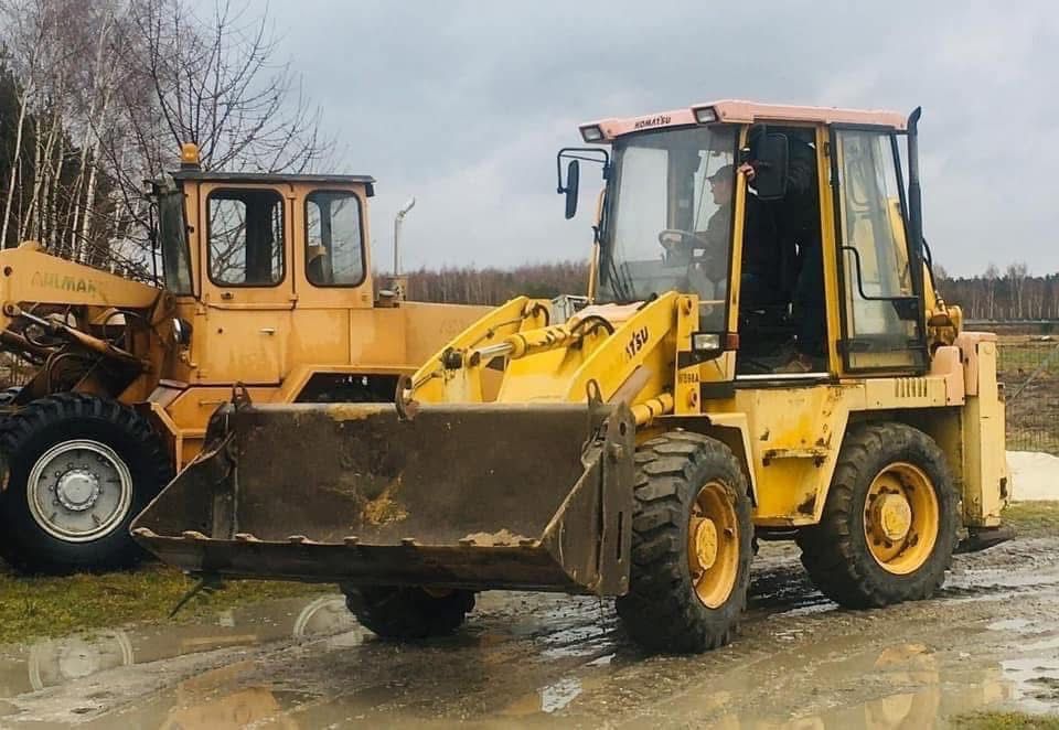 Koparko-ładowarka Komatsu WB98A 4x4 – 2000 r. – stan techniczny idealny