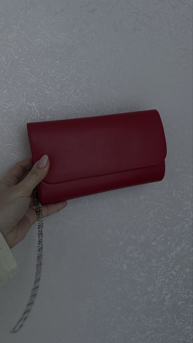 Червоний стилтний клатч