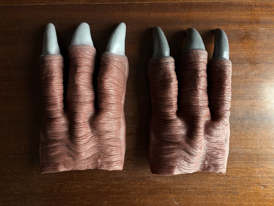 Mãos de dinossauro para festa temática