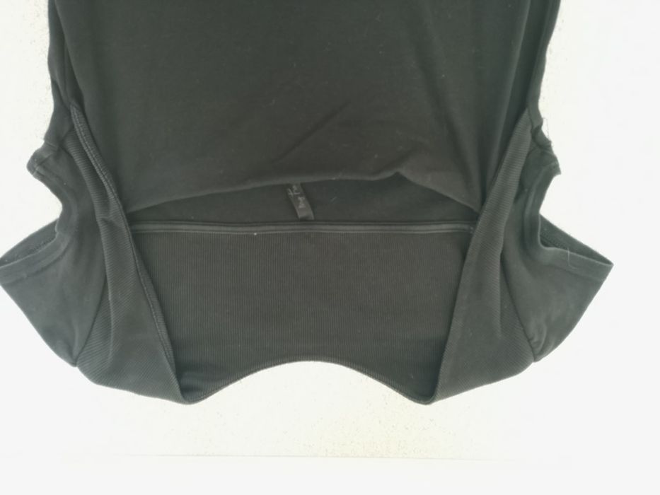 Czarna bluzka ciekawy dekolt