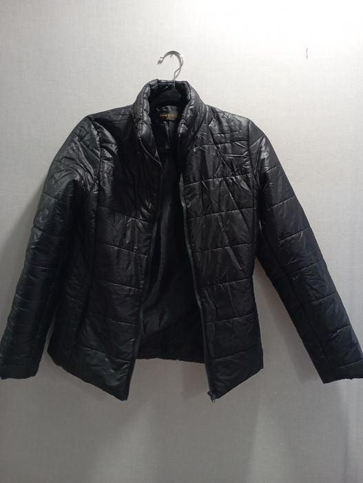 Чорна куртка весна