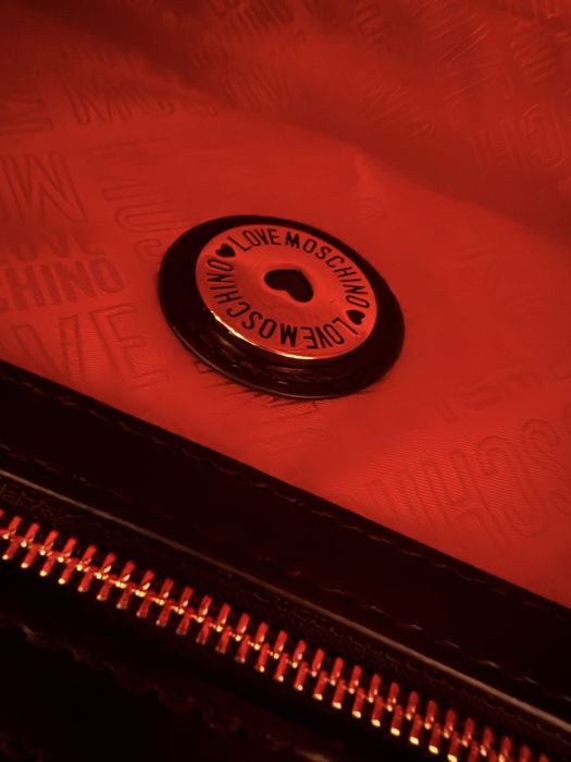 Bolsa em pele, cor preto e vermelho, Moschino