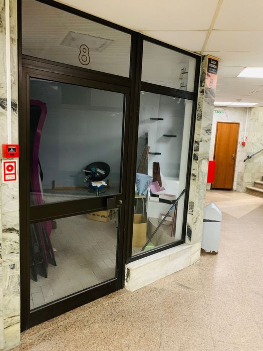 Vende-se Loja 15 m² renovada – Centro Comercial Liz, Leiria