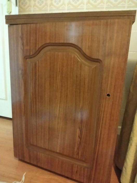 Máquina de costura Singer e móveis de madeira usados