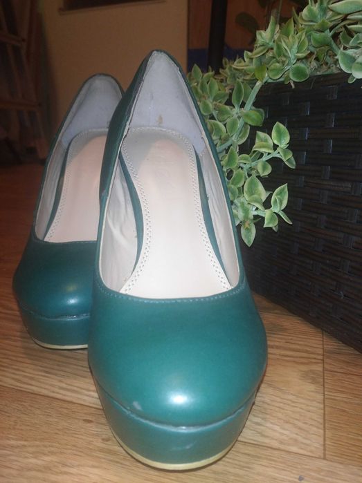 SZPILKI na wysokiej platformie / rozm. 38 / Butelkowa zieleń