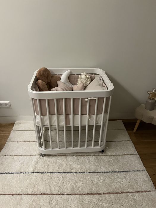 Berço que aconpanha o crescimento do bebe, muito pratico, design moderno, em excelente estado