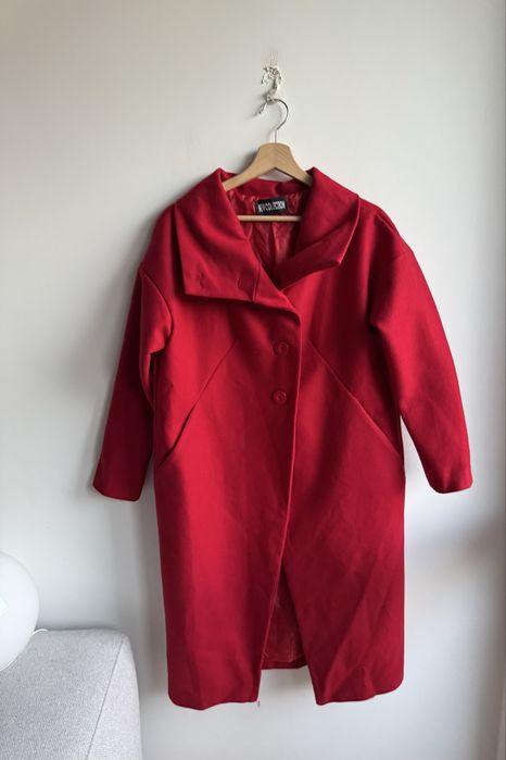 Czerwony płaszcz S 36 oversize luźny krój dwurzędowy z kołnierzem