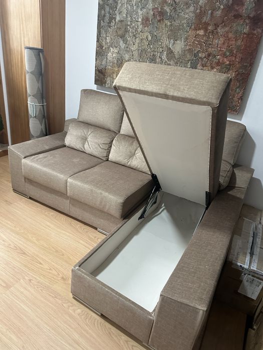 Vendo Sofá Chaise Longue em tecido, de cor marrom,
