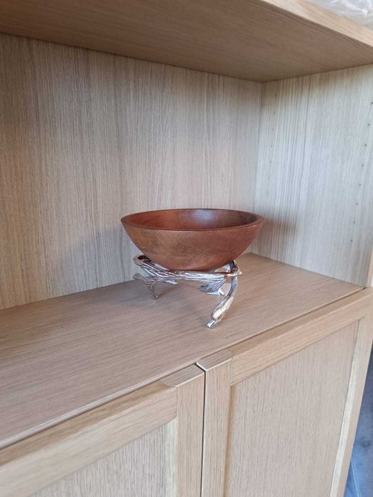 Taça decorativa em madeira e alumínio.