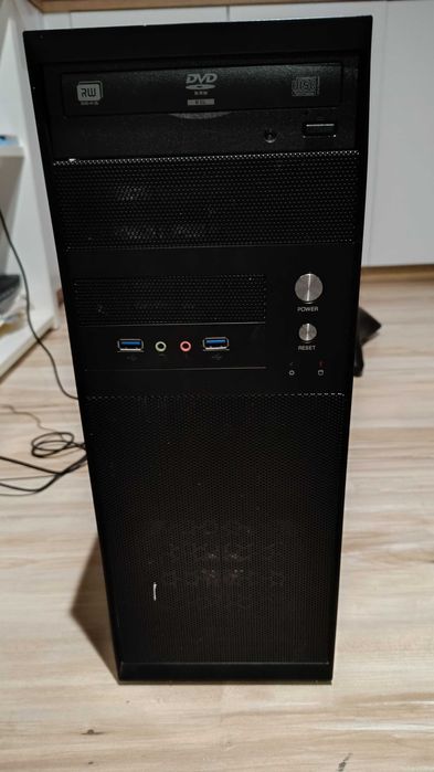 Komputer stacjonarny Intel Core 2 Quad Q8200