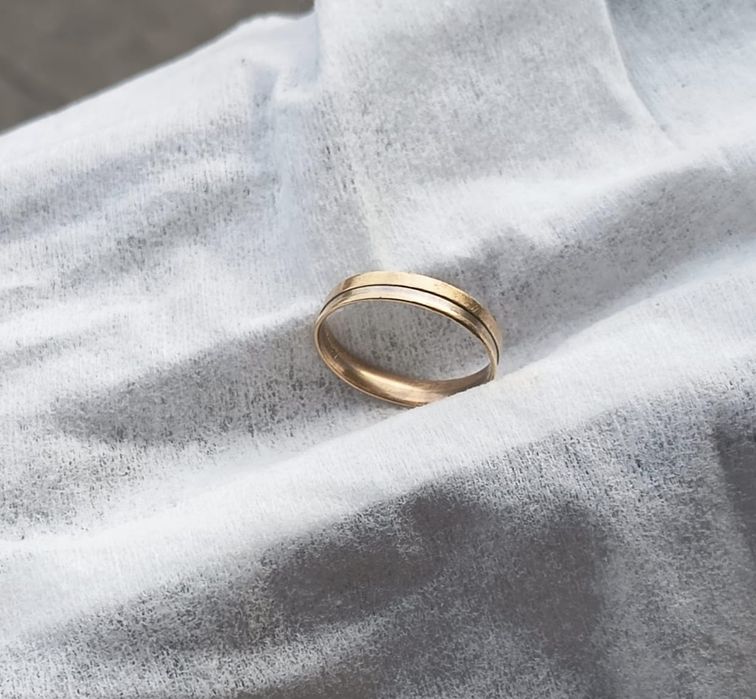 Vende-se Aliança em ouro branco e ouro amarelo 9 kilates