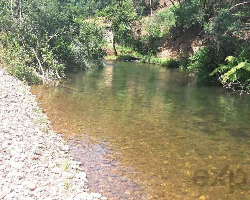 Terreno Rústico com Frente de Rio e Construção de Apoio Agrícola – Arg