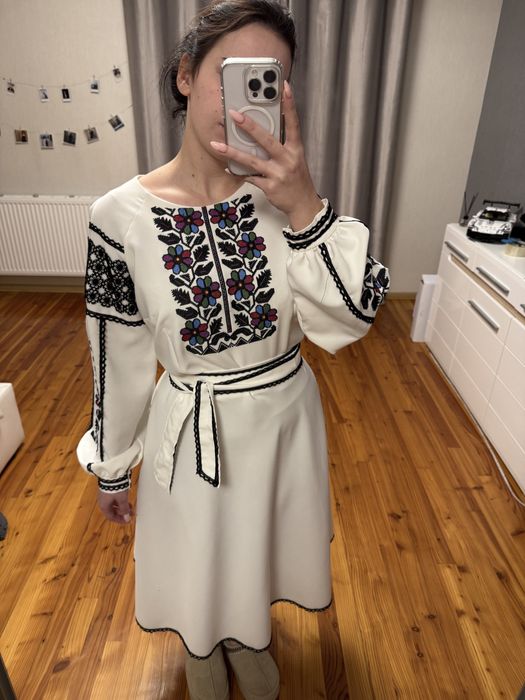 вишита сукня.