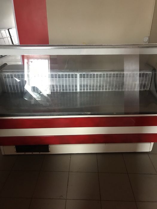Продам холодильну вітрину .