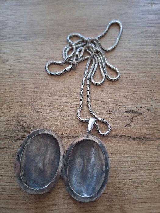 Duży srebrny sekretnik