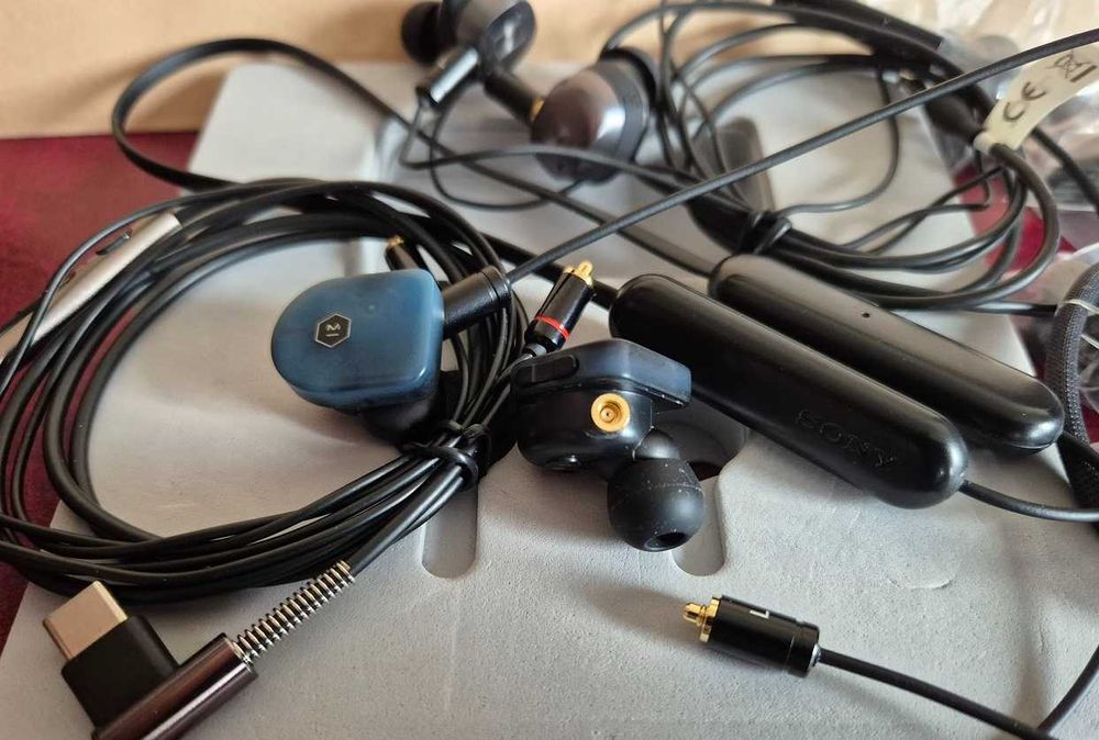 Master & Dynamic MW07 i Sony WI-C100 zestaw