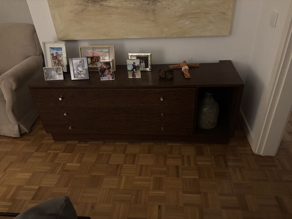 Móvel/Aparador em boa madeira - gavetas com divisórias para CD e DVD