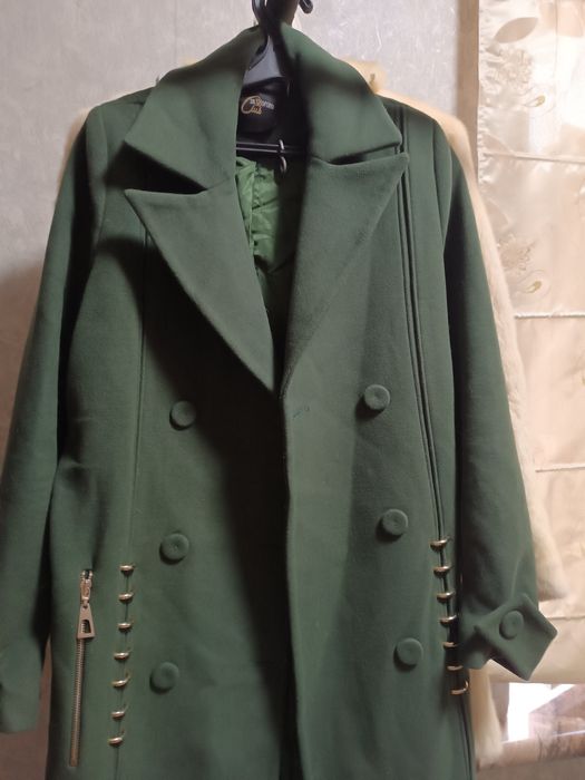 Гарне молодіжне пальто.