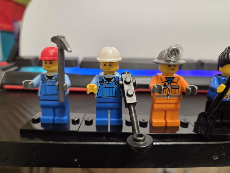 Zestaw figurek lego robotnicy