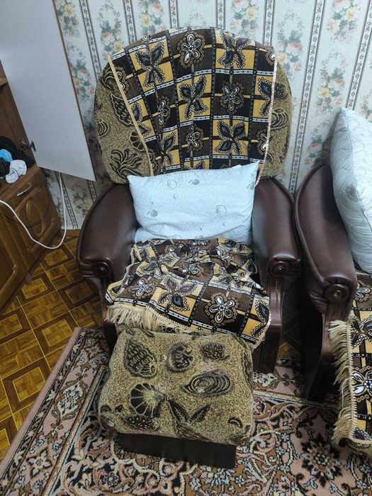 Диван + 2 кресла + 2 табуретки