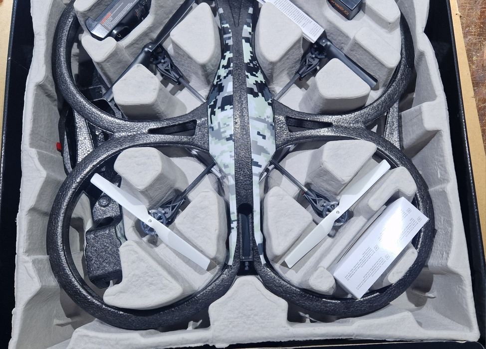 Drone - Parrot AR.Drone 2.0 (Elite Edition)