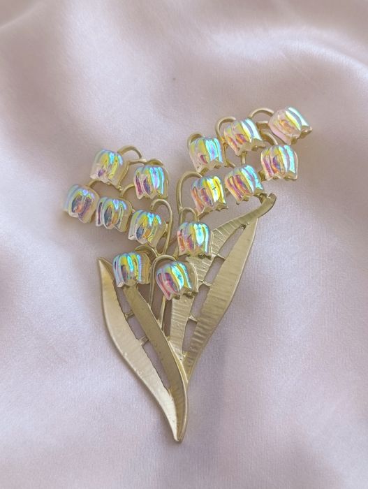 Шикарні брошки конвалія і чортополох Trifari маркування