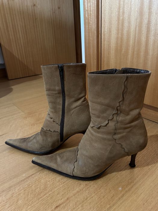 Botas em pele com ponta em bico