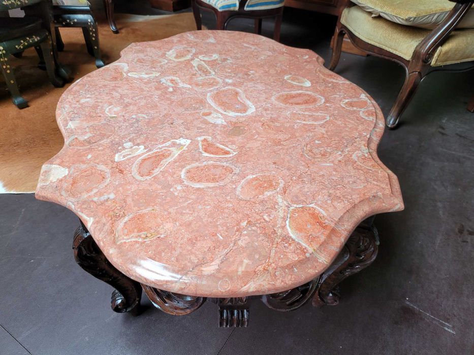 Mesa de centro muito antiga em madeira trabalhada com tampo em pedra