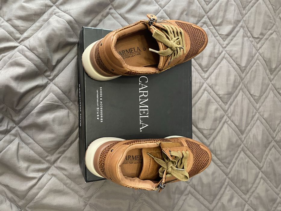 Жіночі шкіряні кросівки Carmela 38 розмір