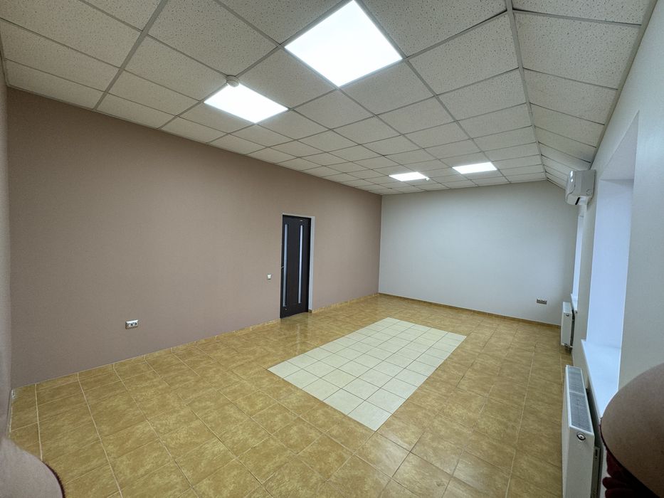 Здам офіс 30м.кв центр міста.Прохідне місце +ремонт+стоянка