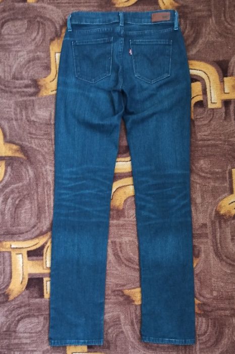 Стрейчевые джинсы зауженные Levis