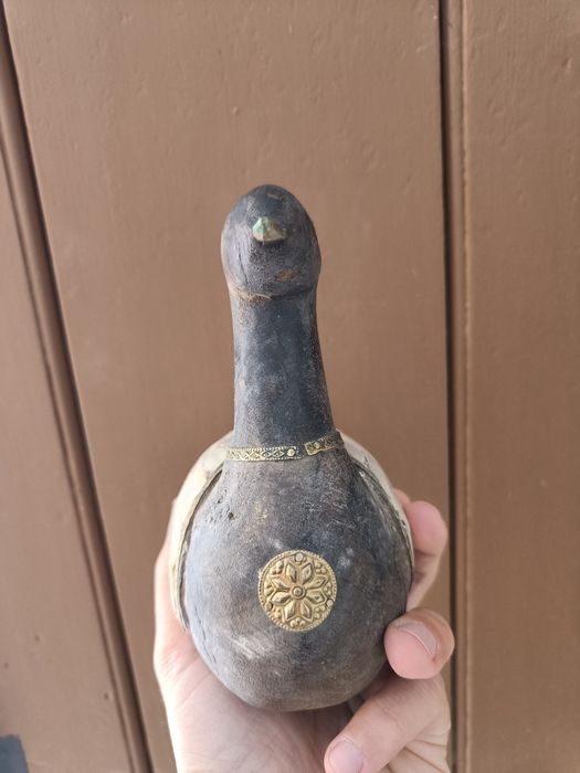 Estatueta de pato em madeira