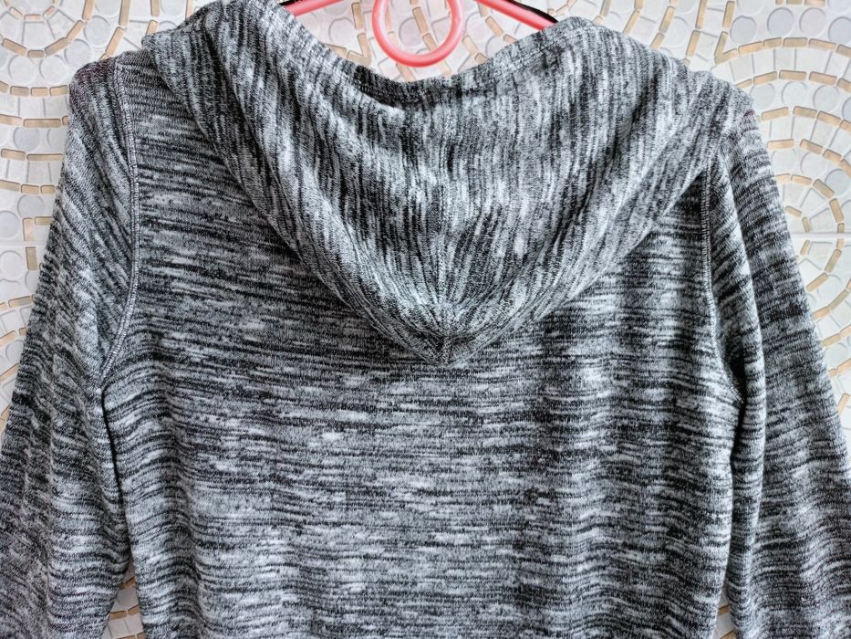 Кардиган с капюшоном из серого трикотажа для молодой леди, бренд H&M.