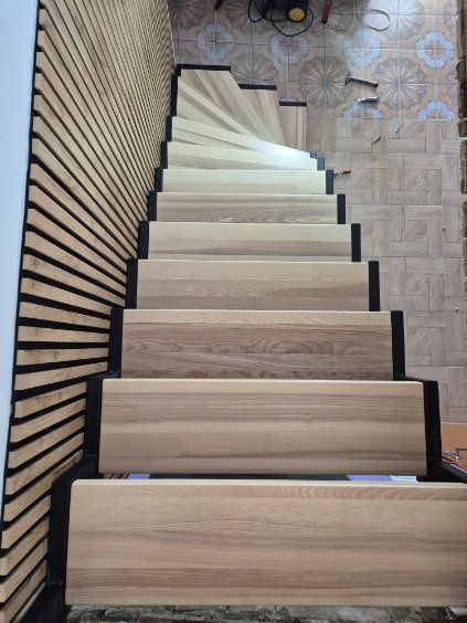 Schody, balustrady na konstrukcji metalowej, stalowej