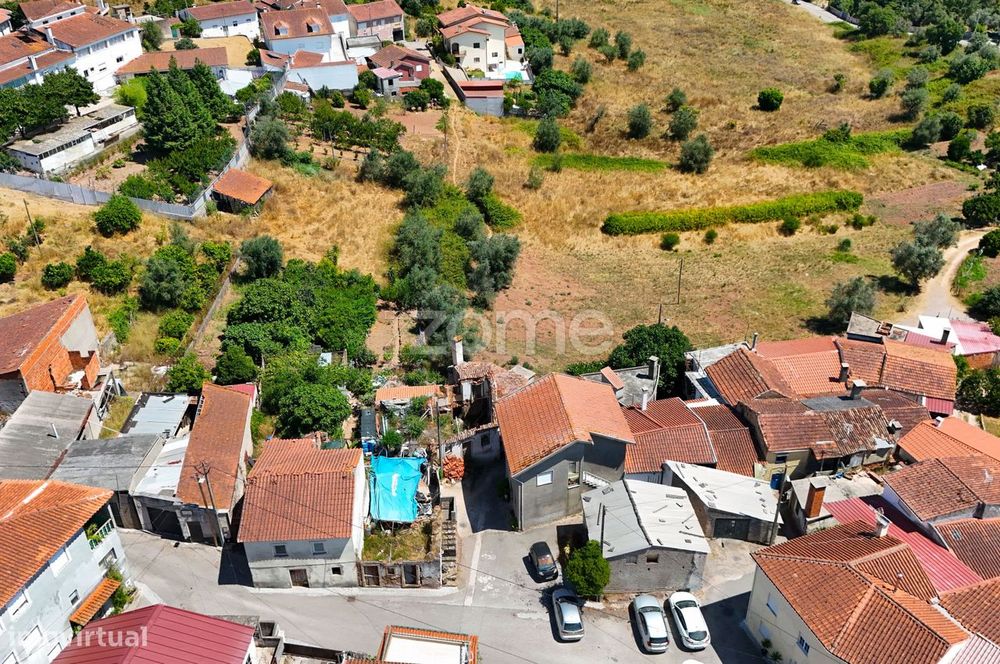 Moradia em ruínas com terreno