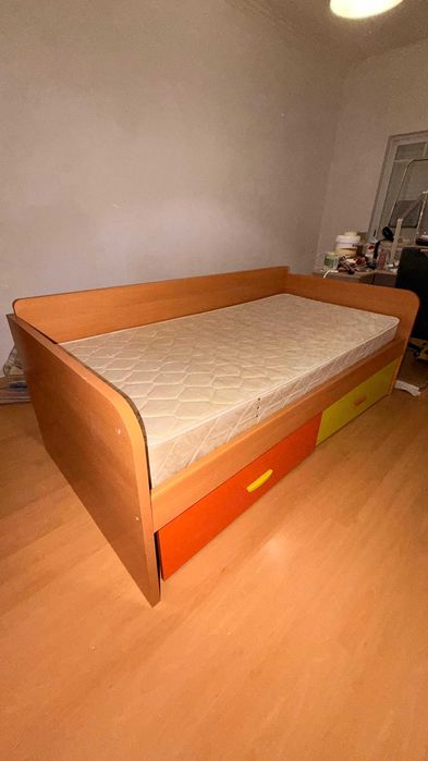 Cama juvenil com gavetas