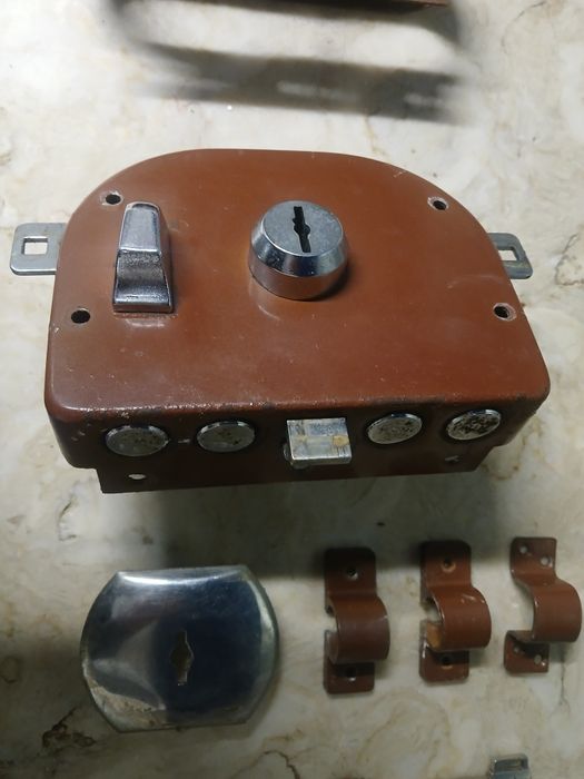 Fechadura de duas trancas em muito bom estadodo