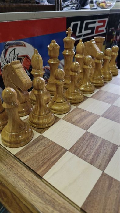 Шаховий стіл з фігурами (шахи, шахматы).