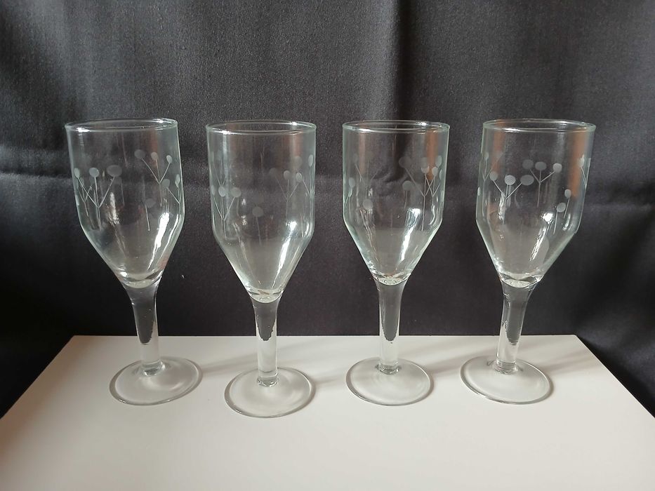 Kieliszki do wina grawerowane z PRL-u