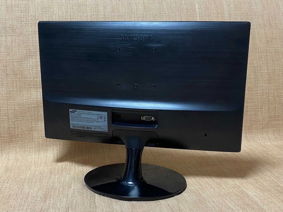 Монитор 19" Samsung S19D300N