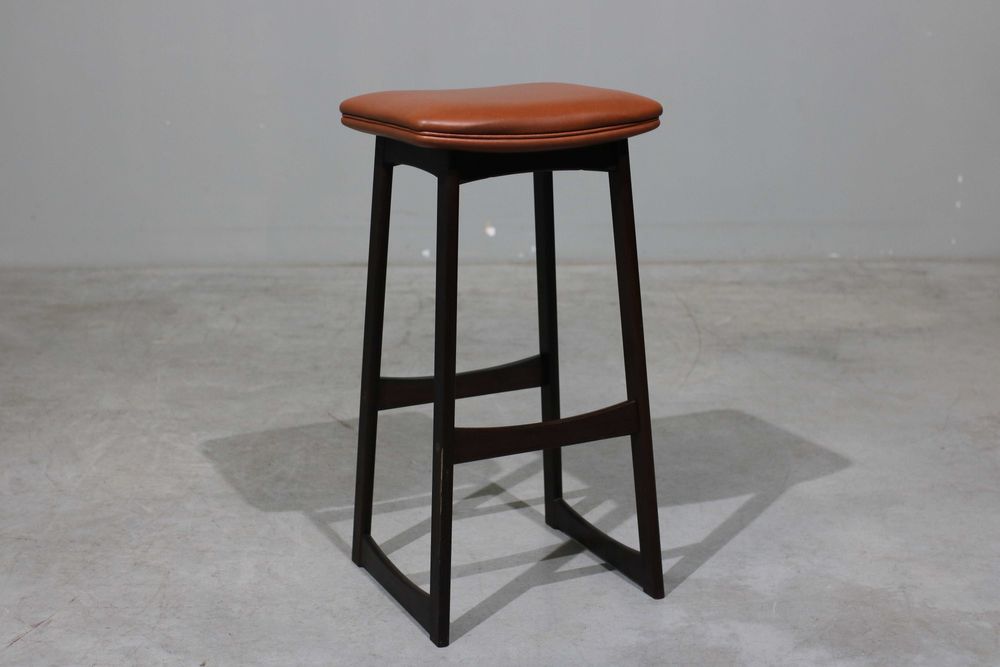 Conjunto de 4 bancos bar nórdicos em teca