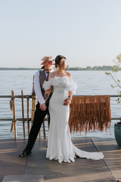 Suknia ślubna rozm. XS/S rybka, hiszpanka, gładka, lekka, krepa, dopasowana, przylegająca, klasyczna, prosta, elegancka .