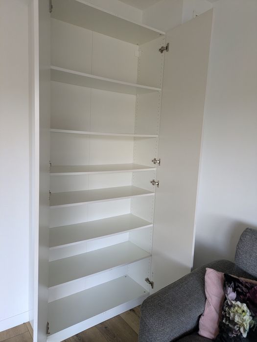 Biała Szafa pax z półkami