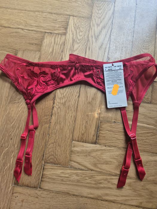 Bordowy pas do pończoch Triumph EU 70/75 nowy