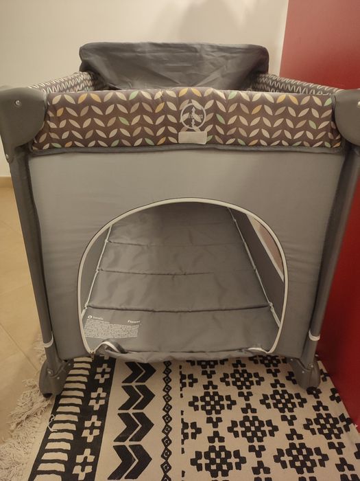 Cama de viagem com muda fraldas